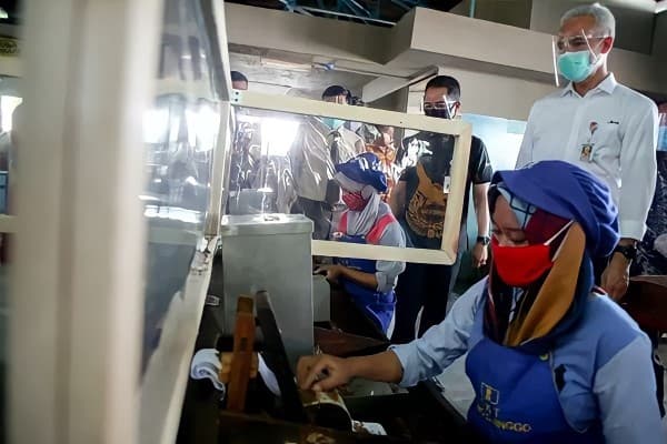 Ganjar Ajak Masyarakat Kudus Biasakan Pakai Masker dan Mencuci Tangan